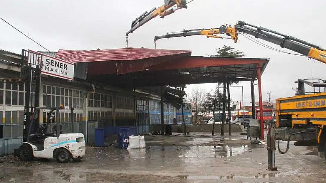 Konya'da işyerinin uçan çatısı başka işyerinin çatısına düştü