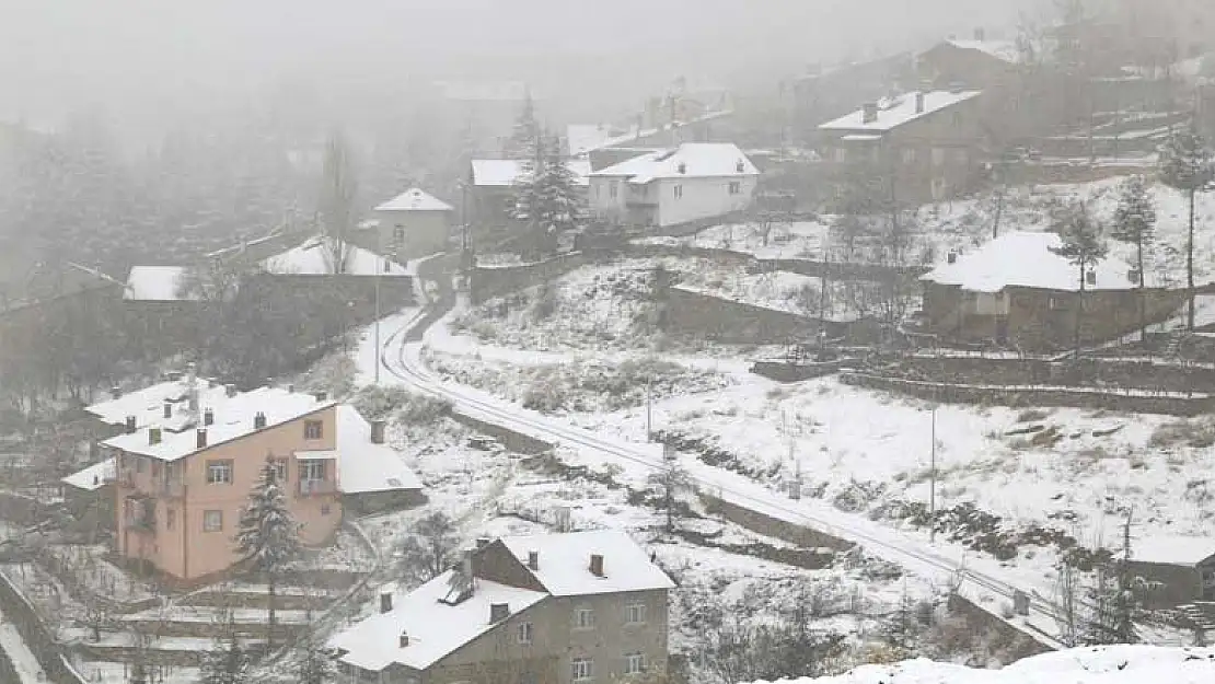 Konya'nın bir ilçesi daha beyaza büründü