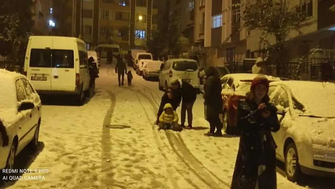 Kısıtlama kurallarına uyan Ankaralılar karı görünce dayanamadı