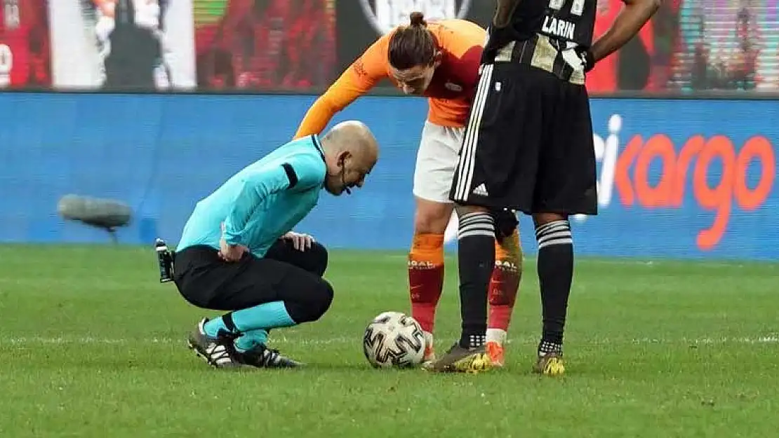 Bu sefer futbolcu değil hakem sakatlandı! Olayın adresi Beşiktaş-Galatasaray maçı