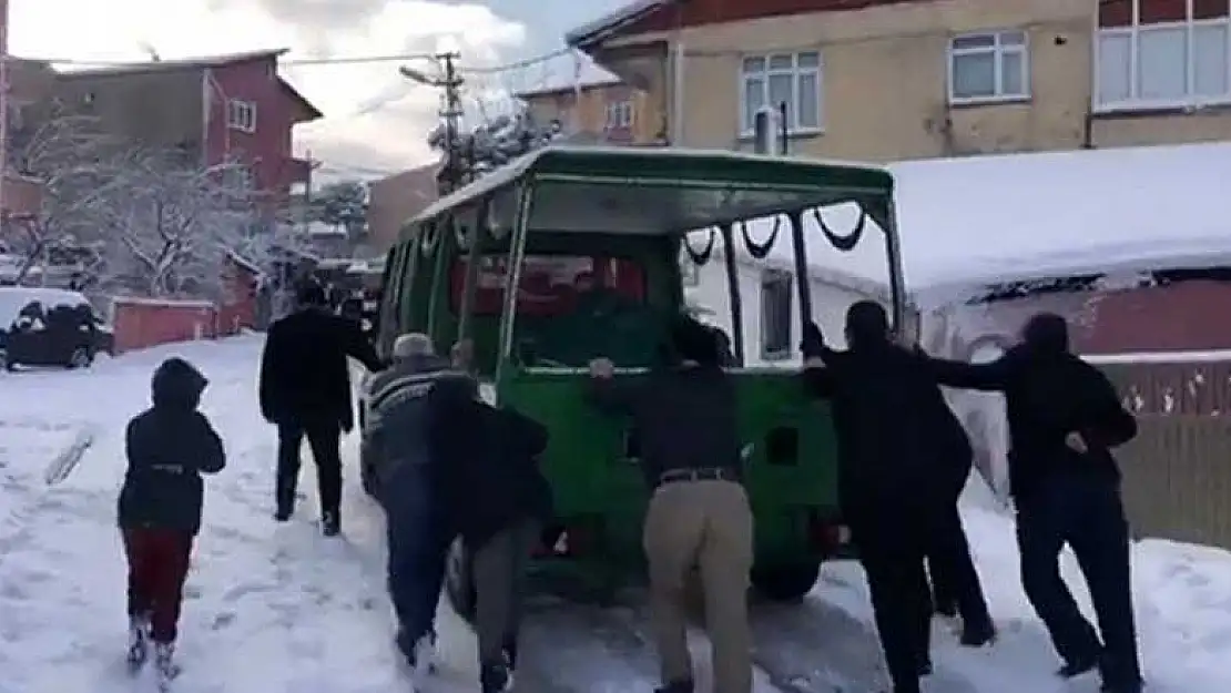 İstanbul'da kar işleri tersine çevirdi! Bu sefer vatandaş belediyenin yardımına koştu