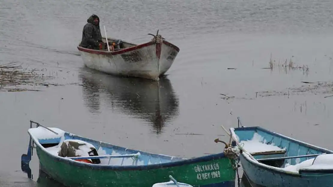 Geçimini gölden sağlayan Konyalı balıkçılar kar yağışı ve tipiye gölde yakalandı