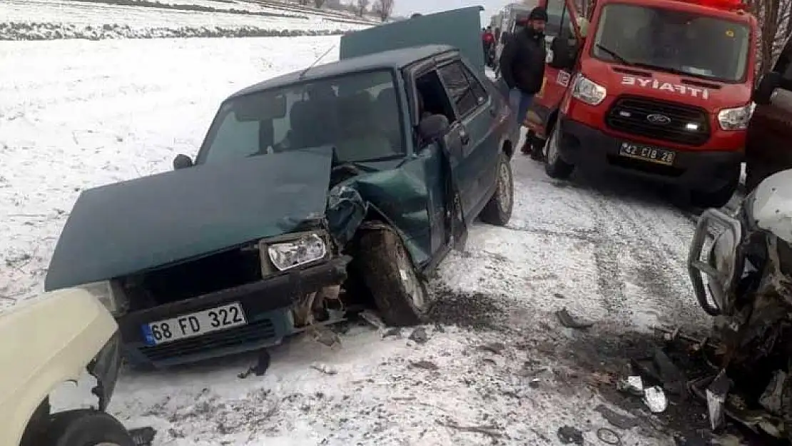 Konya'da kamyonet 2 farklı otomobille çarpıştı: 1 kişi öldü 4 kişi yaralandı