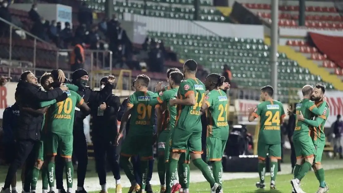 Alanyaspor geriye düştüğü maçı 4-3 aldı