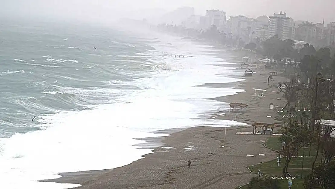 Antalya'da gök yere indi! Rüzgarın hızı 90 kilometreye çıkacak