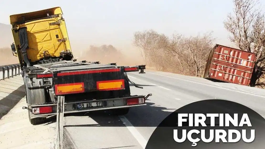 Konya yolunda fırtınaya yakalanan tonlarca ağırlıktaki tırın konteyneri yerinden söküldü