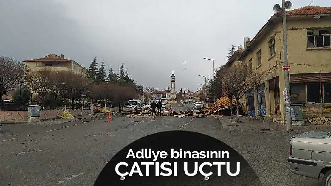 Fırtına Konya'nın Yunak ilçesinde çatı uçurdu