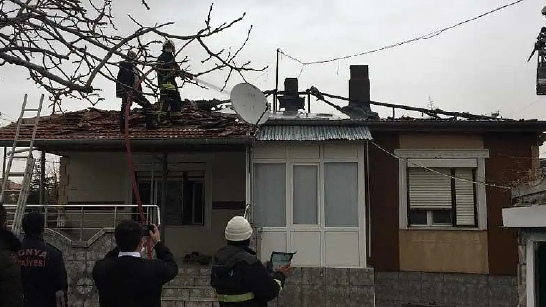 Konya'da çatıda çıkan ve rüzgarın etkisiyle büyüyen yangın evi kullanılamaz hale getirdi