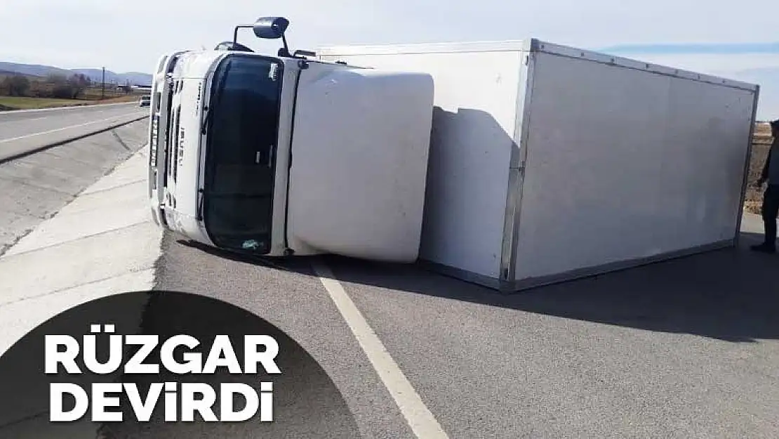 Konya Ereğli'de fırtına nedeniyle kontrolden çıkan kamyon devrildi