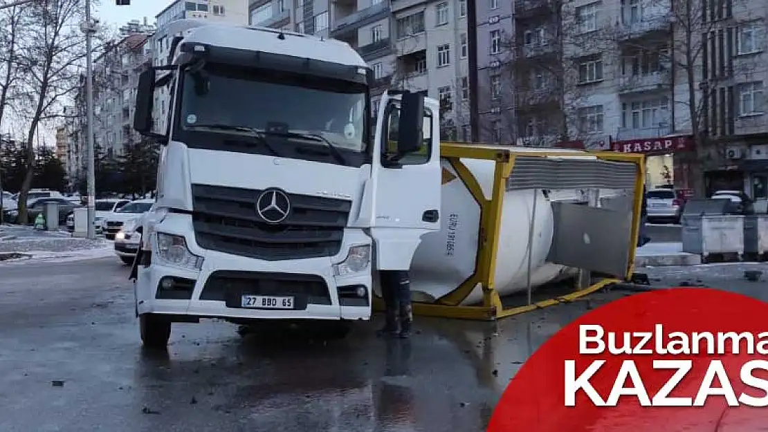 Konya'da gıda maddesi taşıyan tır buzlanma nedeniyle devrildi