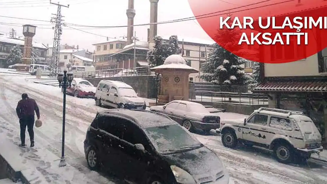 Konya'nın 3 ilçesinde etkili olan kar yağışı ulaşımda aksamalara neden oldu