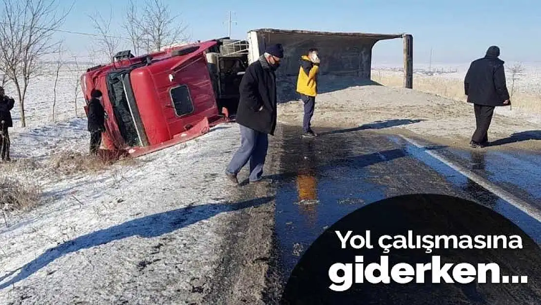 Yeni yol için mıcır taşıyan tır Konya'da devrildi