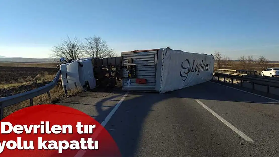 Konya'da devrilen beyaz eşya yüklü tır yolu kapattı