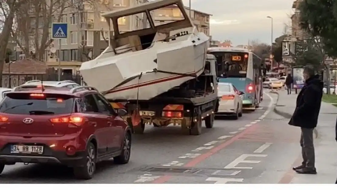 İstanbul trafiğinde ilginç manzara! İnsanların canı hiçe sayıldı