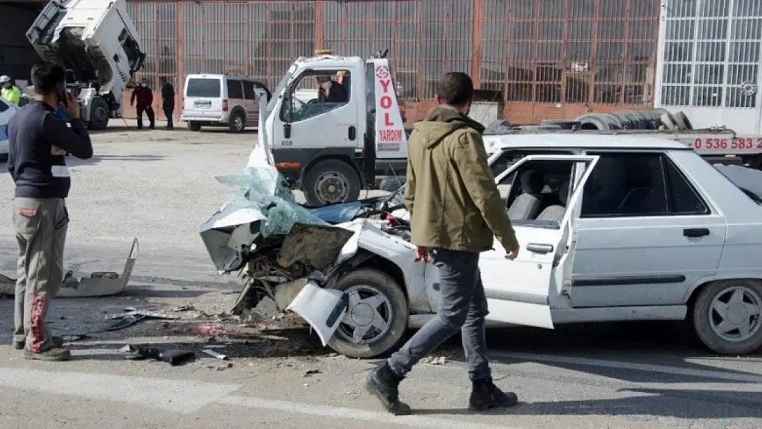 Ereğli'de süt tankeri ile çarpışan otomobil hurdaya döndü! Otomobildeki 2 kişi yaralandı