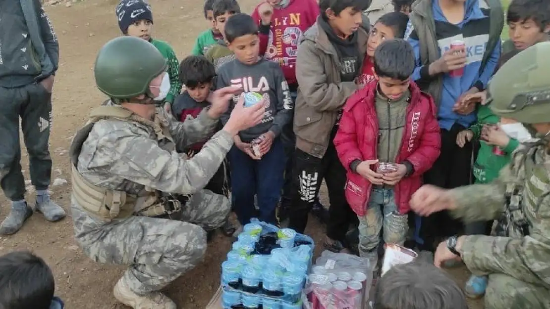 Mehmetçik'ten Barış Pınarı bölgesindeki çocuklara gıda yardımı