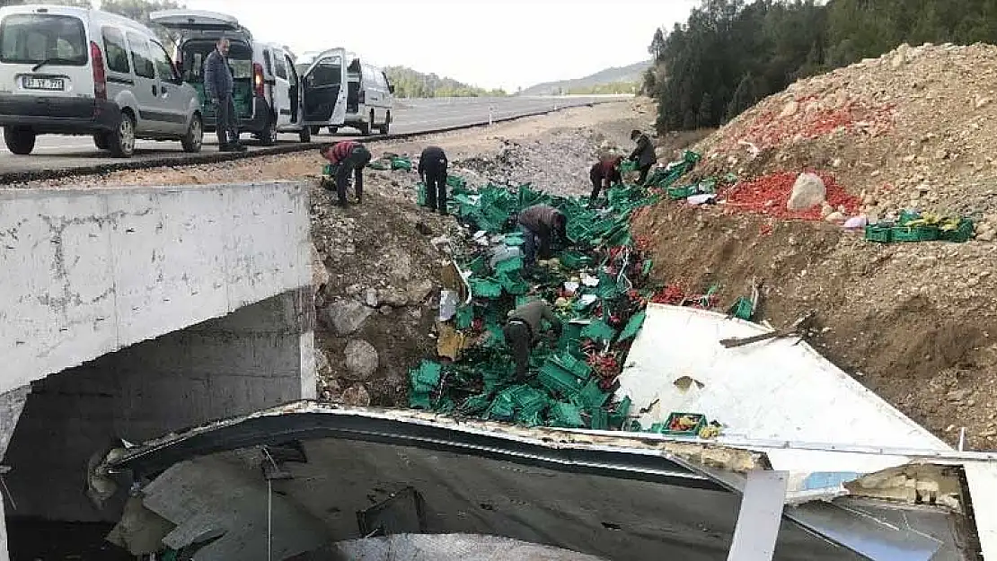 Konya yolundaki feci kazanın ardından tırdan dökülenleri böyle topladılar