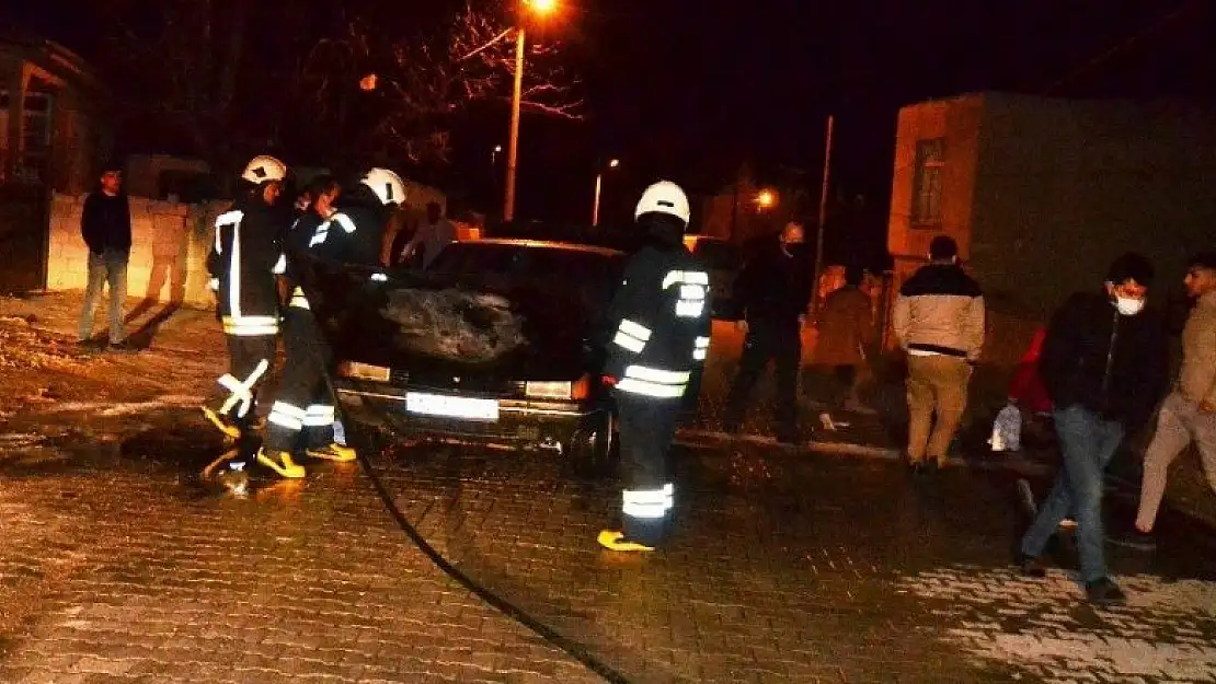 Stop eden aracını tekrar çalıştırmak isteyince otomobil alev aldı