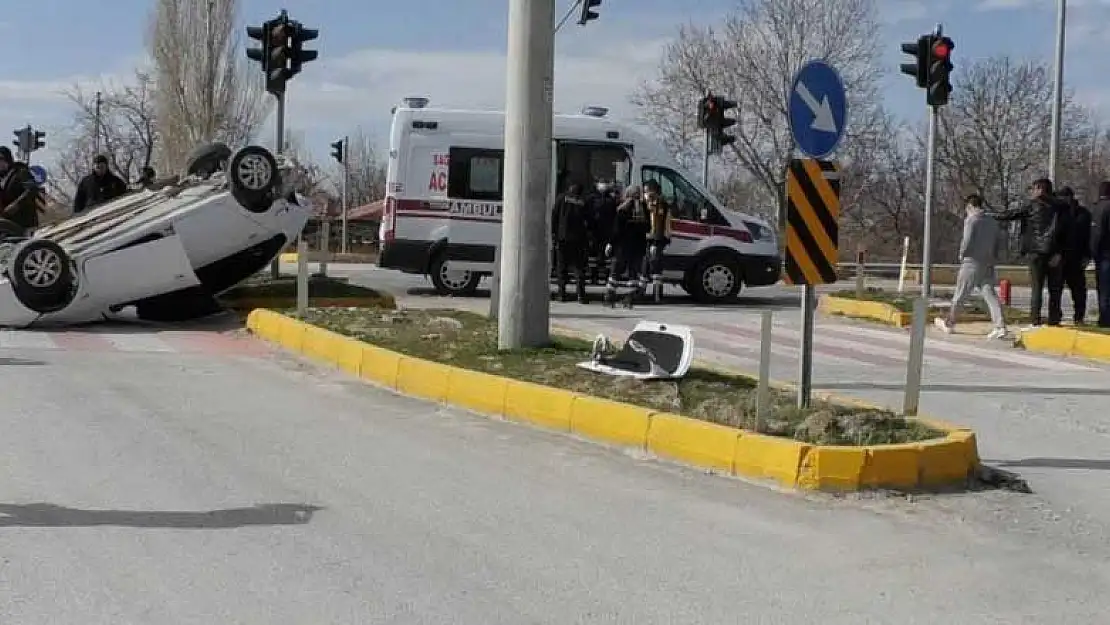 Çarpışan iki otomobilden biri savrularak takla attı! Sürücü yaralandı