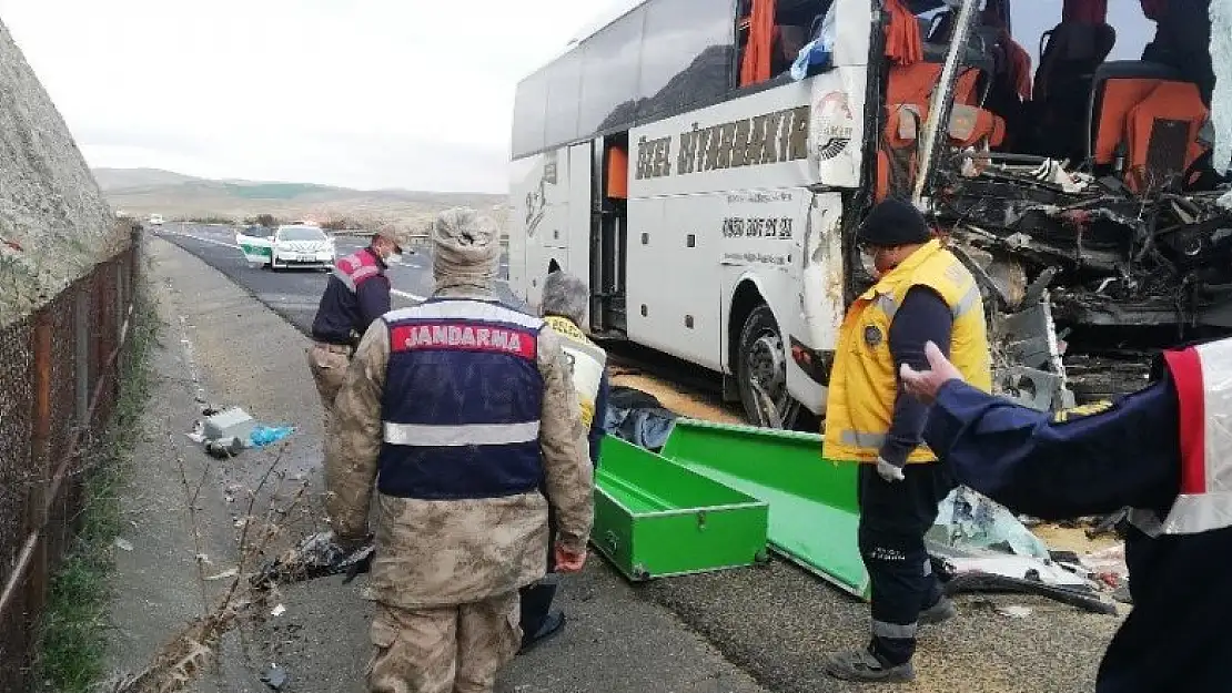 Gaziantep - Şanlıurfa yolunda yolcu otobüsü tıra çarptı: 3 ölü, 30 yaralı