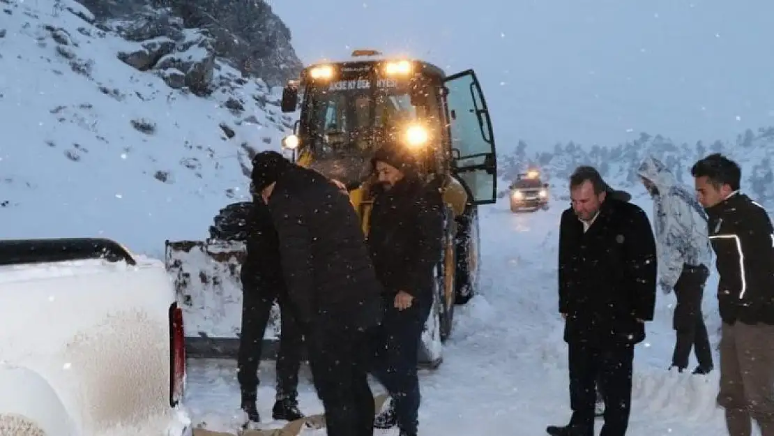 Hayvanları beslemek için Giden Gelmez Dağları'na giden 5 kişilik ekip mahsur kaldı