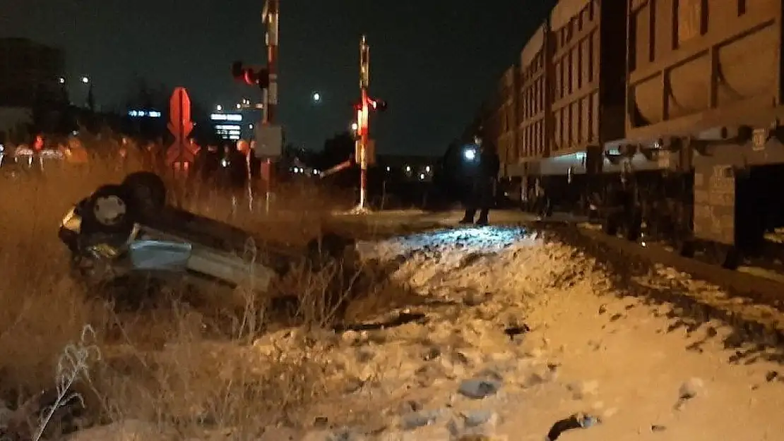 Afyon'da hastaneye hasta bakmaya giden doktorun aracına hemzemin geçitte tren çarptı