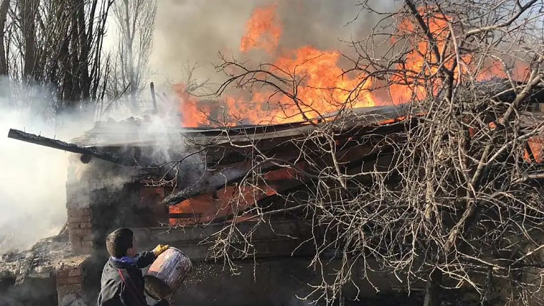 Arı kovanı imalathanesinde çıkan yangını söndürmek için çocuklar da seferber oldu