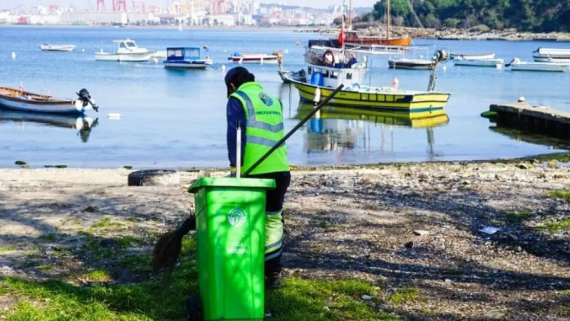 İstanbul'un çöp yığınlarına 'heykeli dikiliecek insanlarsınız' göndermesi