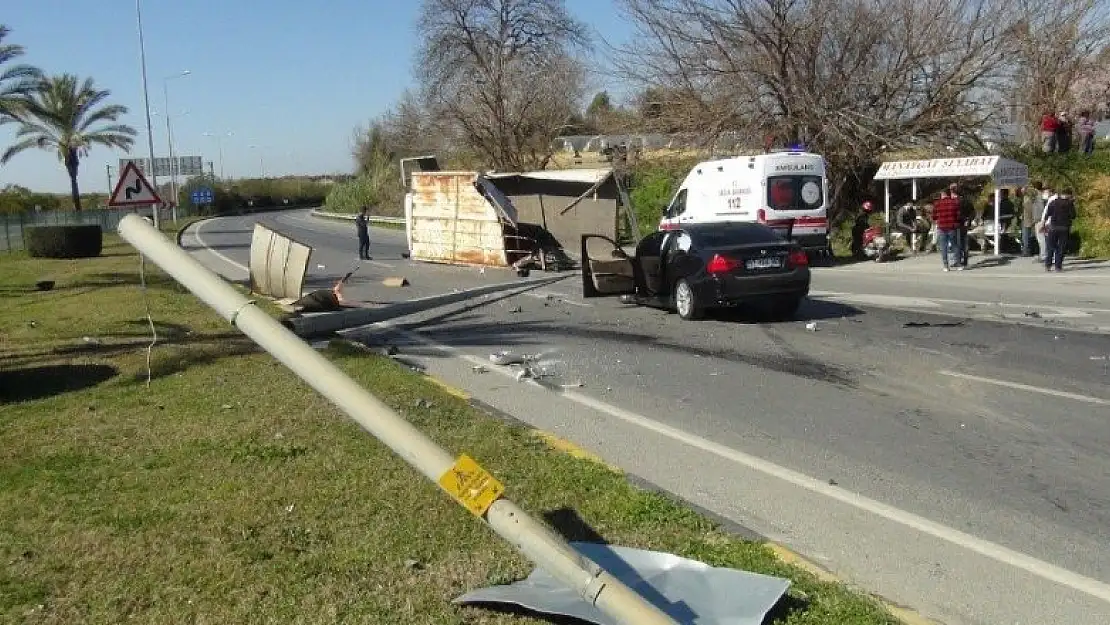 Antalya'da kısıtlamada trafik kazası!