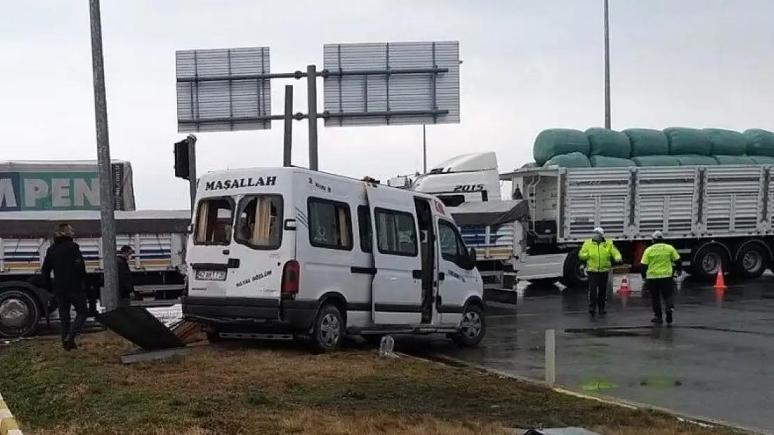 Akşehir'de tarım işçilerini taşıyan minibüs ile tır çarpıştı: 8 kadın yaralandı