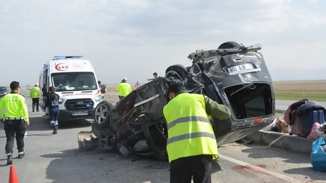 Konya'da kontrolden çıkan araç karşı şeride geçerek ters döndü: 4 yaralı