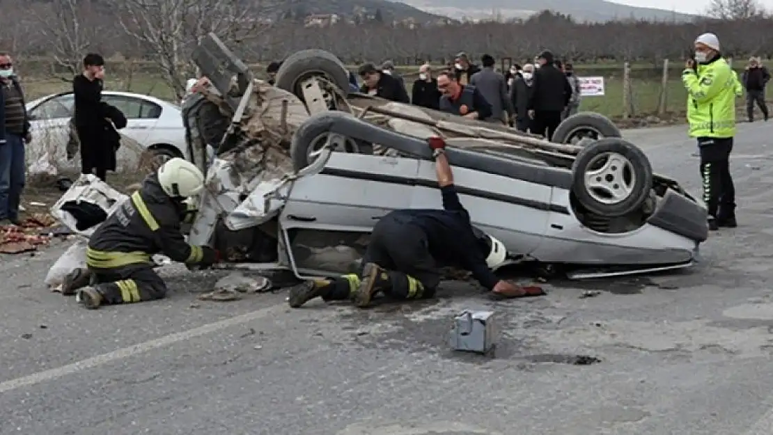 Konya'da 2 araç çarpıştı, araçta sıkışan sürücüyü itfaiye kurtardı