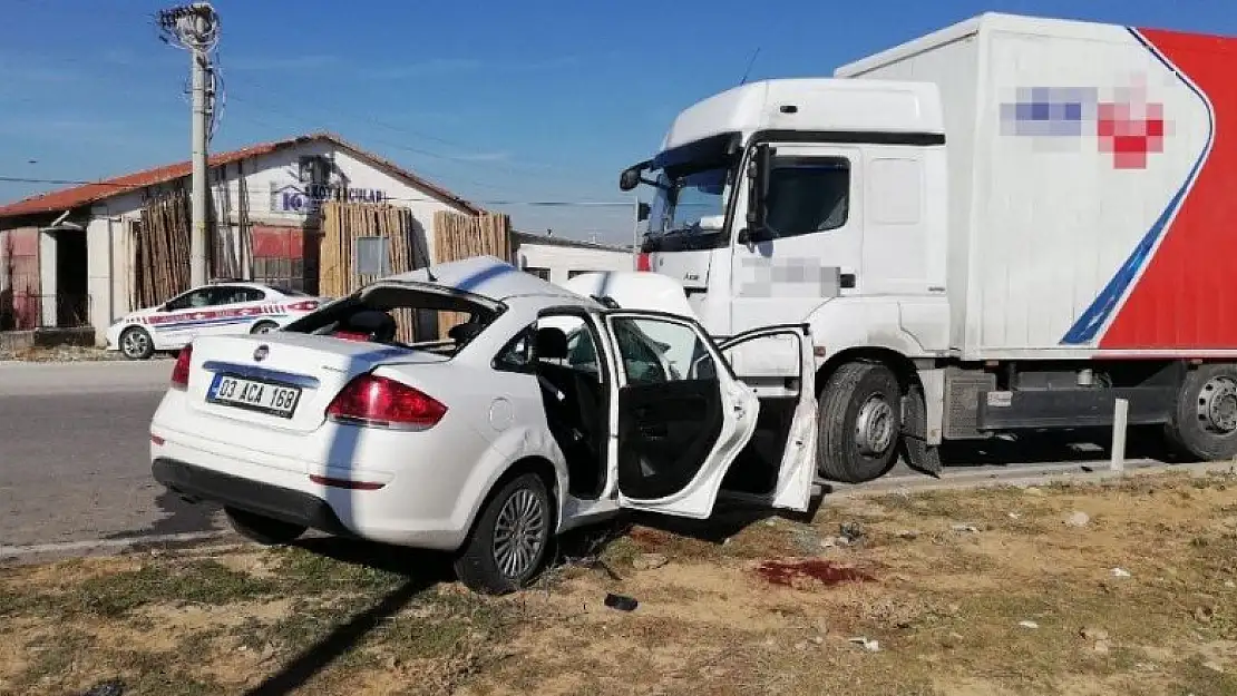 Konya'ya gelen kargo tırı otomobille çarpıştı: 2 yaralı