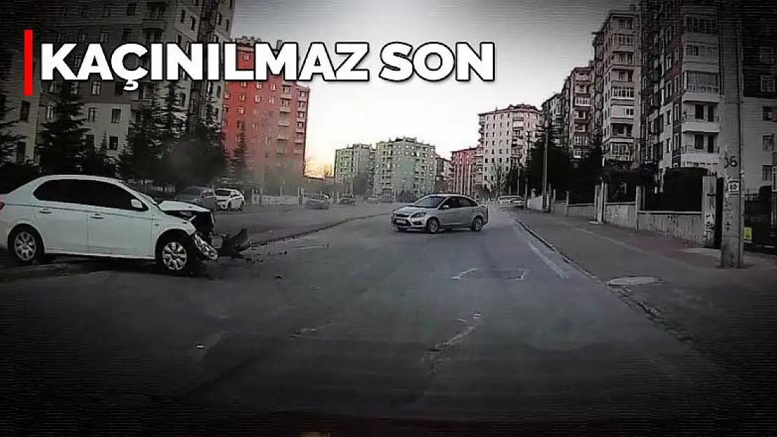 Konya'da sokaktan caddeye hızla çıkan otomobil seyir halindeki otomobile çarptı