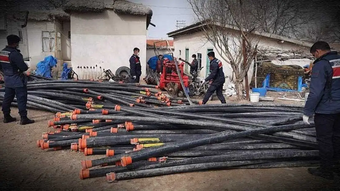 Konya'da baba oğul tarlalardan çaldıkları sulama borularıyla yakalandı