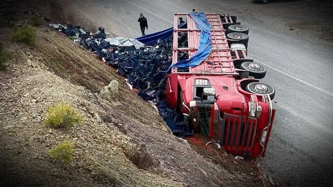 Konya'da virajı alamayan kamyon devrildi: 2 yaralı