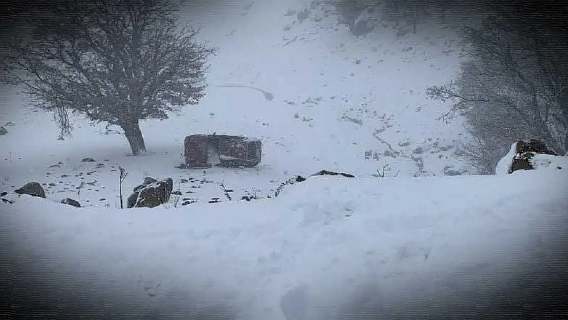 Konya'da şarampole devrilen otomobildeki 5 kişi yaralandı