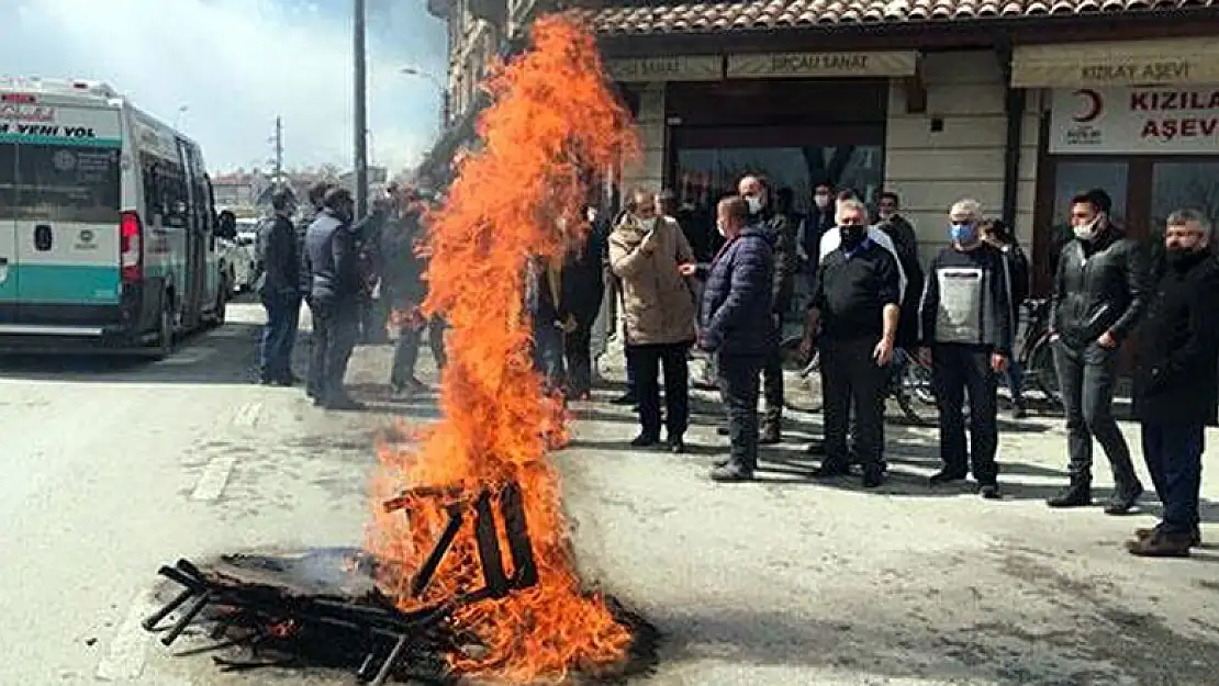 Konya'da esnaf yasağa tepki gösterdi