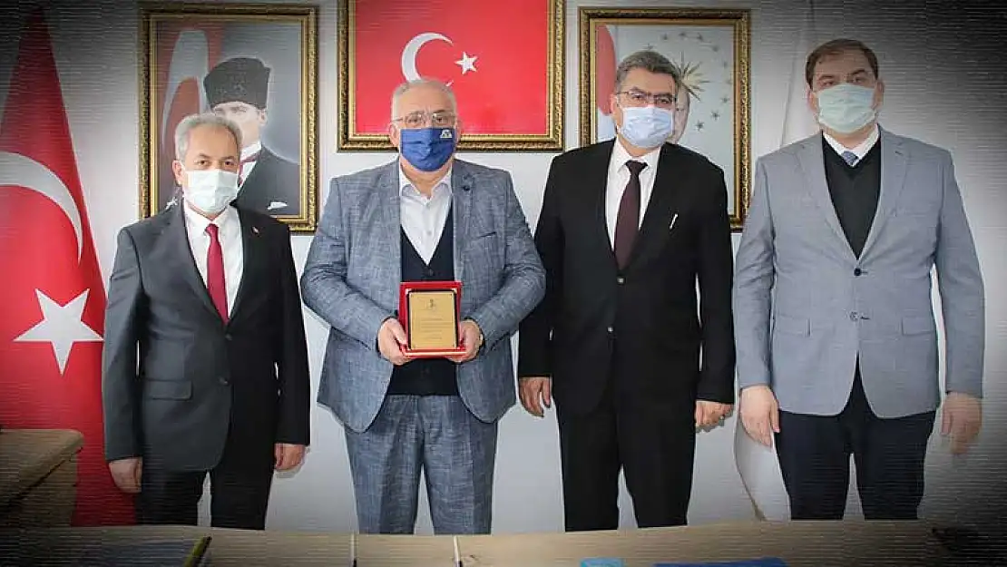 Akşehir Belediye Başkanı Akkaya'dan yurt dışındaki hayırseverlere plaket