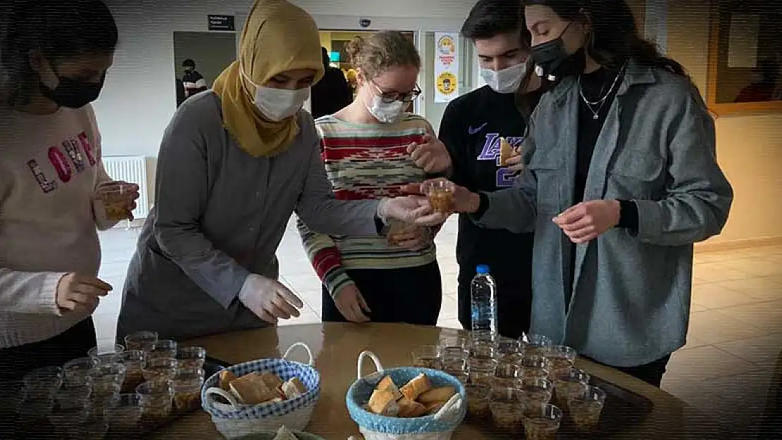 Hüma Okulları'nda kuru ekmek ve üzüm hoşafı dağıtıldı