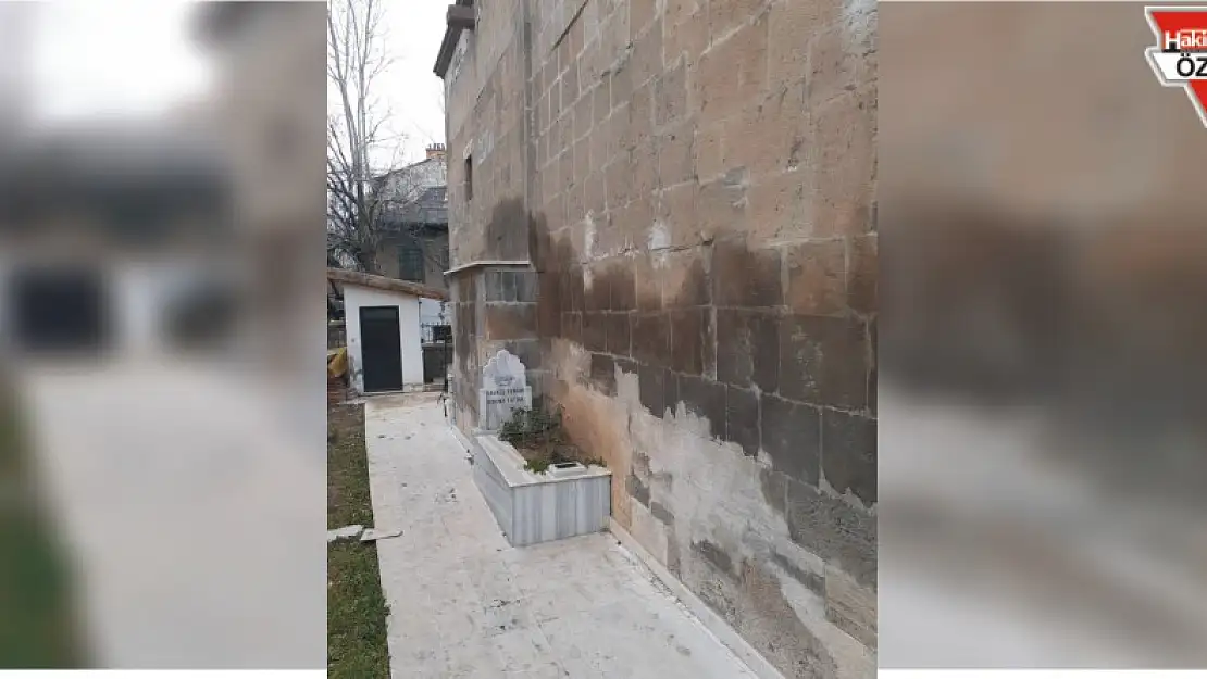 Konya'da caminin bitişiğinde bulunan mezarlık görenlerin dikkatini çekiyor