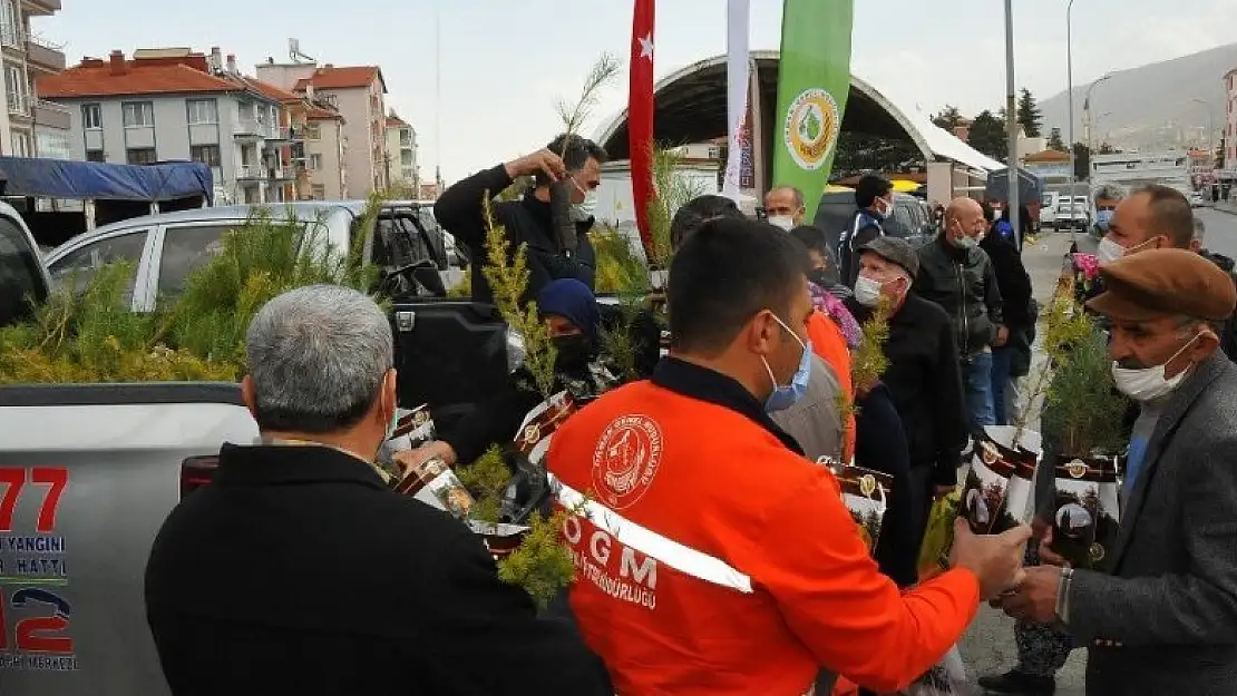 Orman Haftası nedeniyle Akşehir'de vatandaşlara fidan dağıtıldı