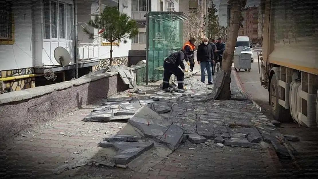 Konya'da şiddetli rüzgar nedeniyle çatılar uçtu, tabelalar devrildi