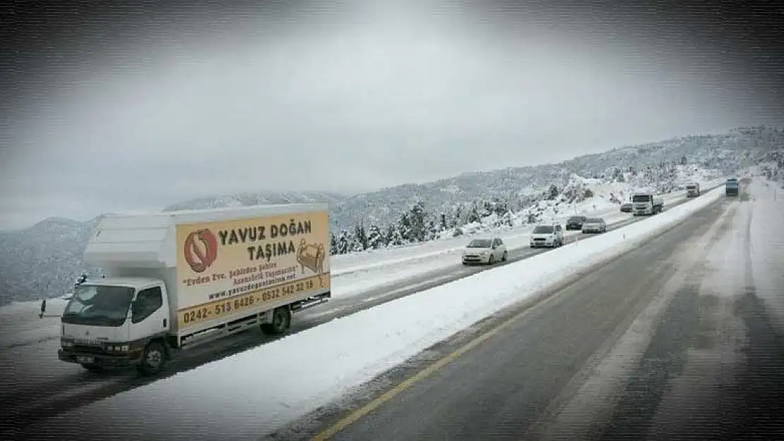 Yoğun kardan kapanan Antalya-Konya yolu ulaşıma açıldı