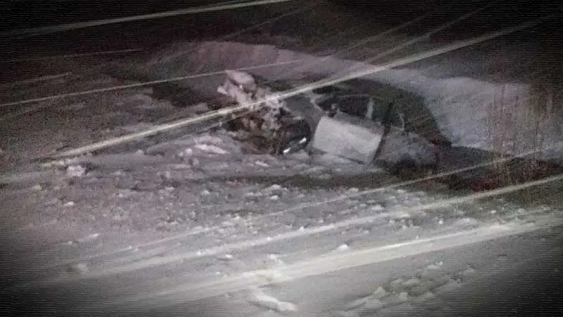 Konya'da kar nedeniyle kayan otomobil dereye uçtu