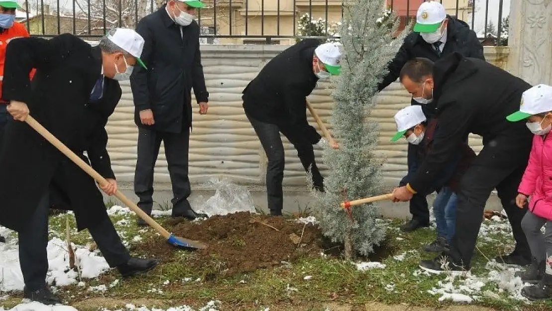 Akşehir'de öğrencilere 500 adet fidan dağıtıldı