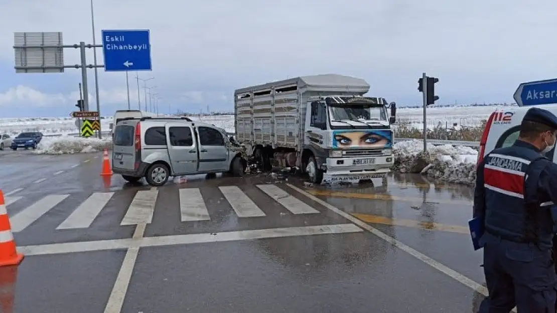 Aksaray-Konya Karayolunda ticari araçla kamyonet çarpıştı: 3 yaralı