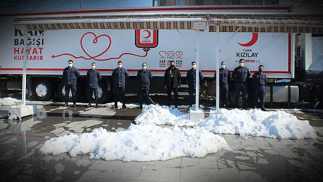 Yunak'ta kan bağışı kampanyasına jandarma ve vatandaşlardan destek