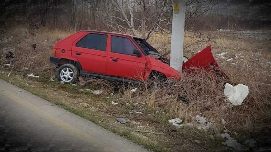 Sürücüsünün direksiyon hakimiyetini kaybettiği otomobil beton direğe çarptı