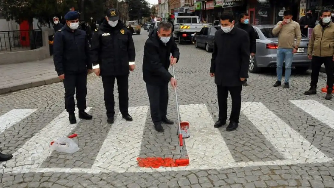 Akşehir'de yaya geçitlerine kırmızı çizgi çekildi